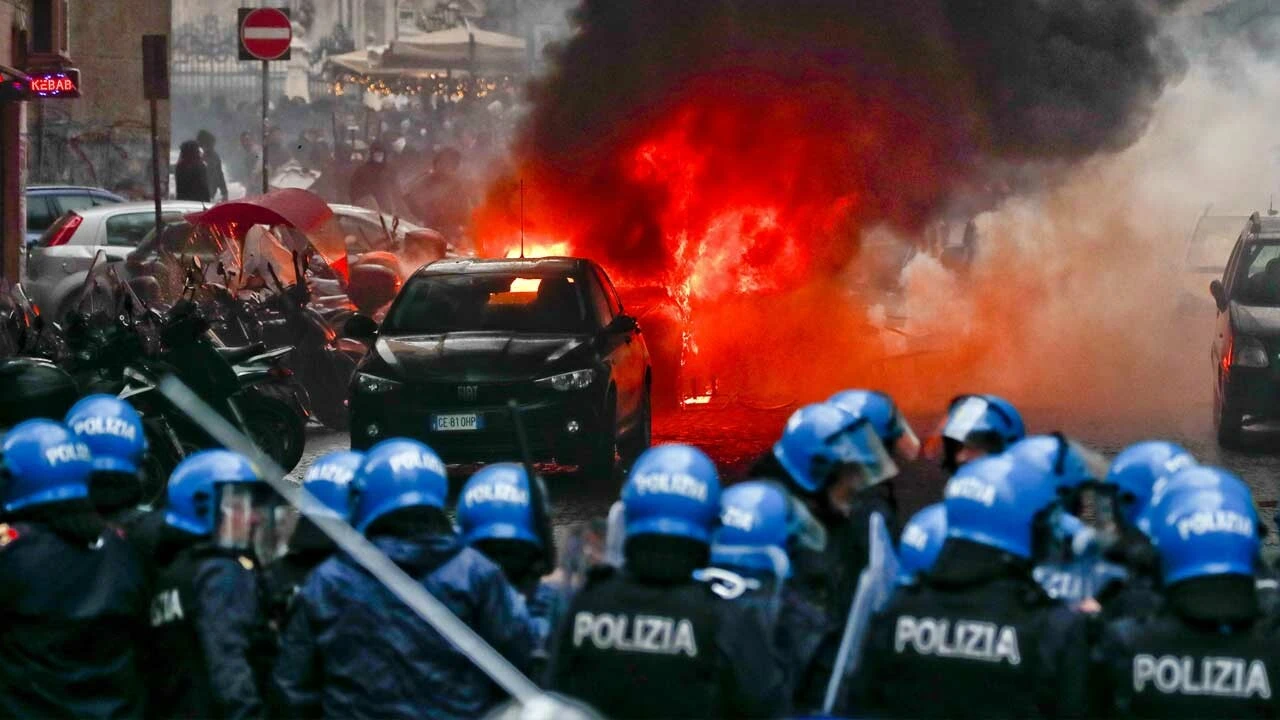 Alman holiganlar, Napoli'yi savaş alanına çevirdi!