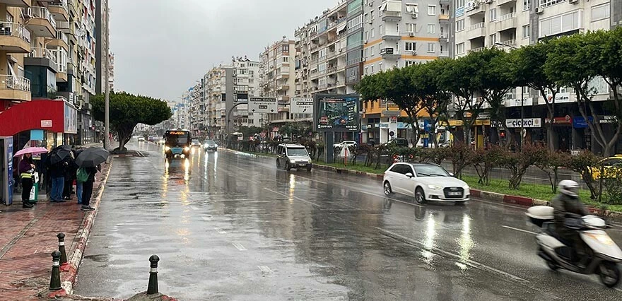 Antalya’da beklenen yağışlar başladı! Uzmanlar ve yetkililer vatandaşı uyardı