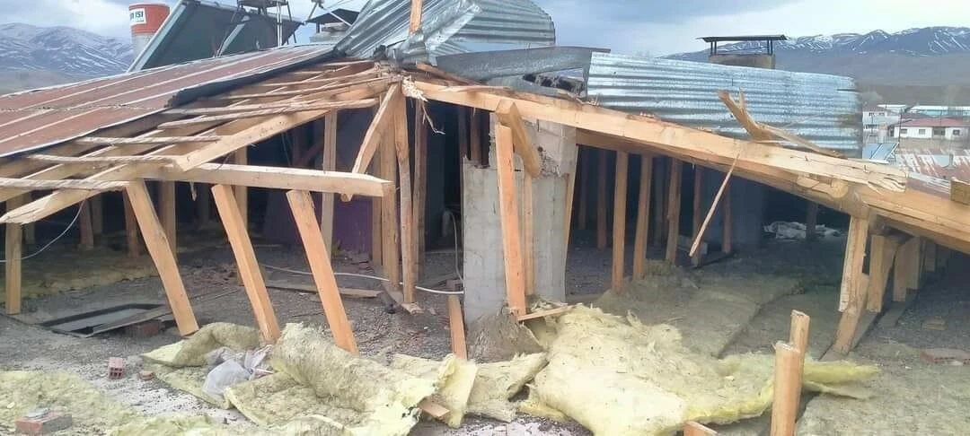 Erzincan’da hortum! Çatılar uçtu, ağaçlar devrildi