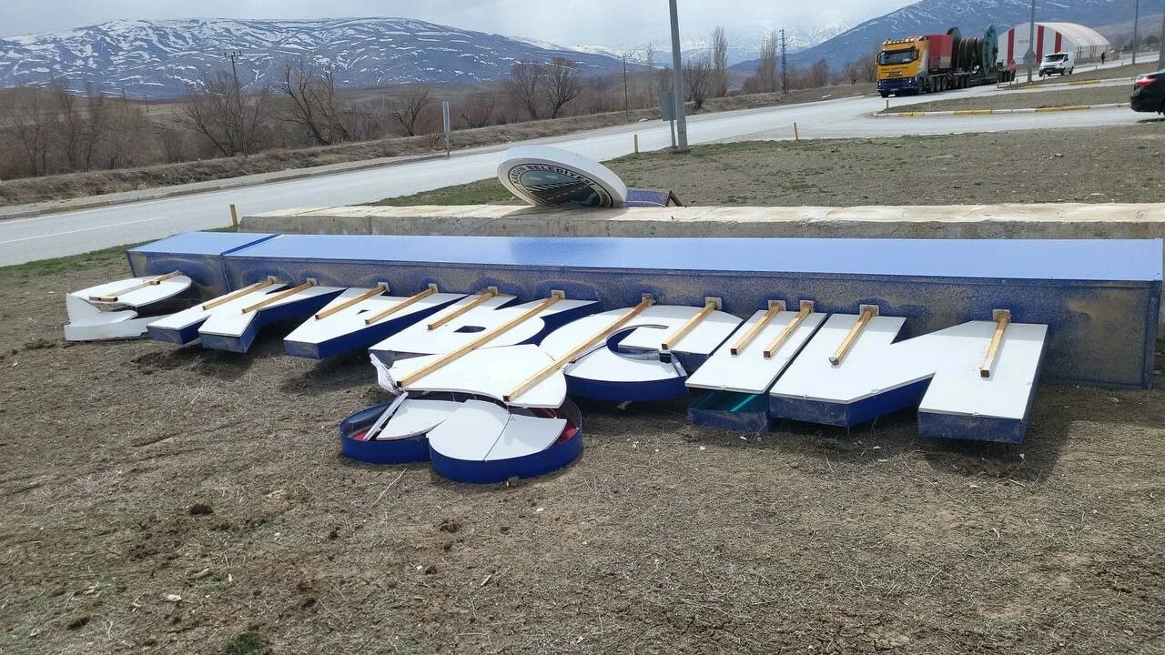 Erzincan’da hortum! Çatılar uçtu, ağaçlar devrildi