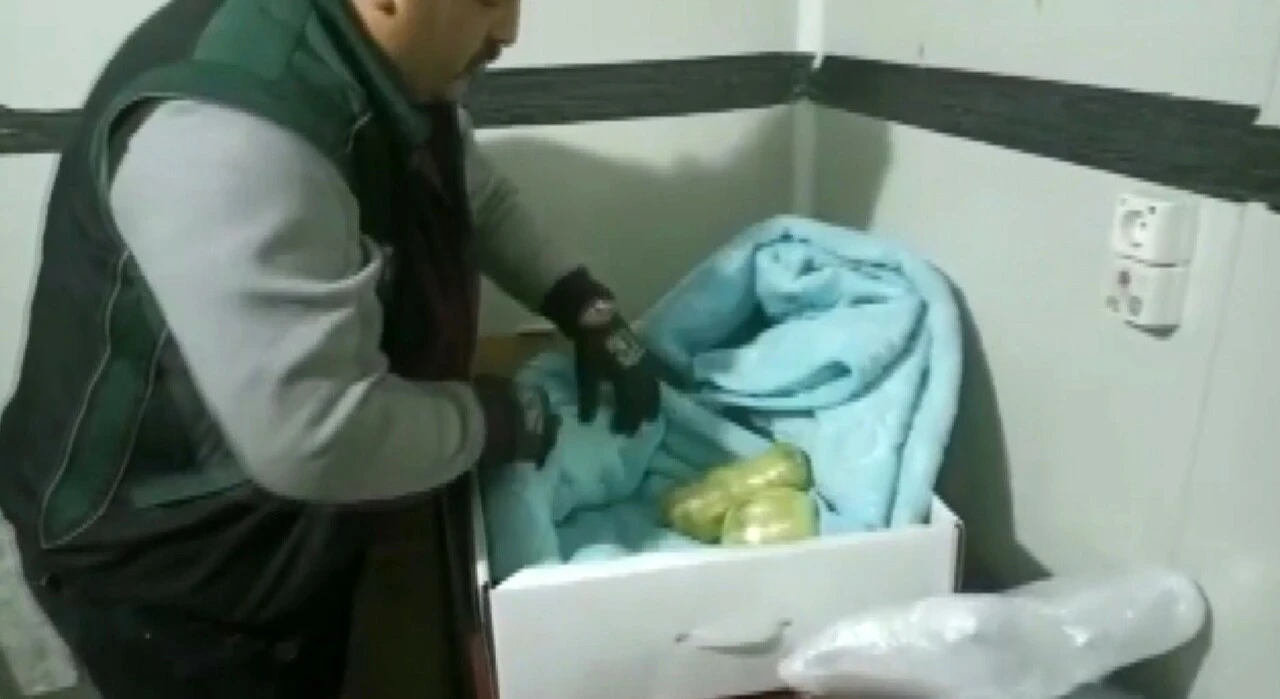 Otobüsteki 2 yolcunun sırt çantasından <a href=