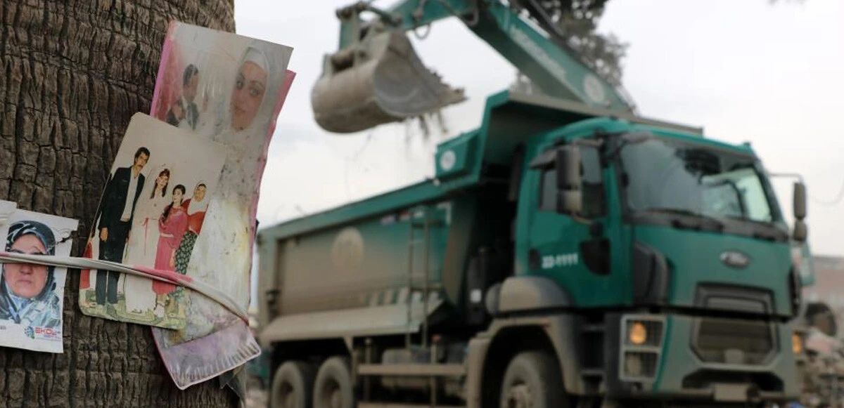 Deprem geride acı hatıralar bıraktı: Enkazdan çıkarılan fotoğraflar gözyaşlarına boğdu