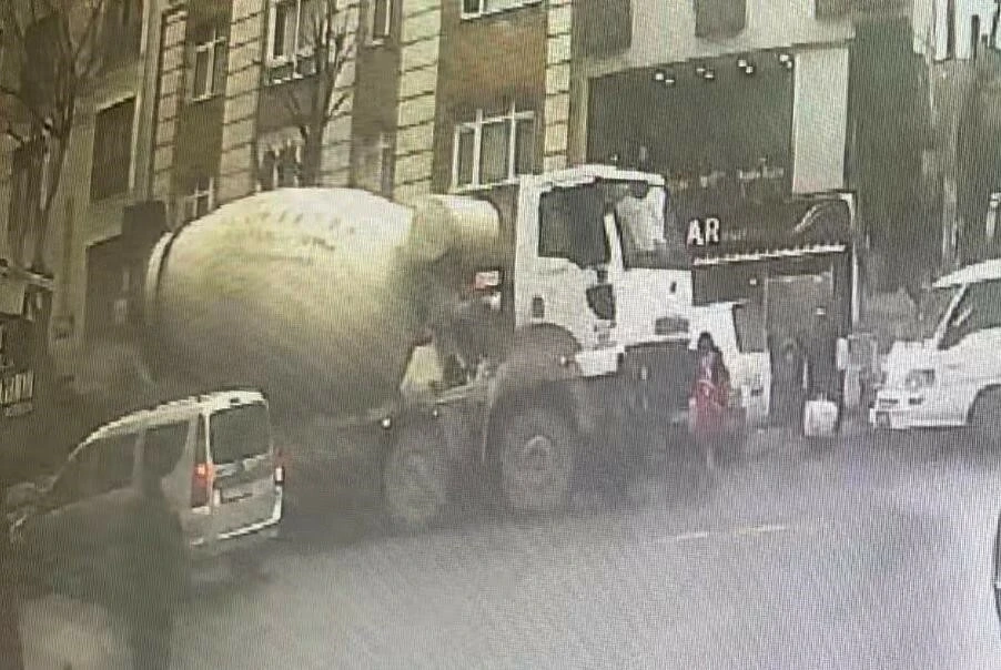 Gaziosmanpaşa'da genç anne beton mikserinin altında can verdi, 2 çocuğu kurtuldu