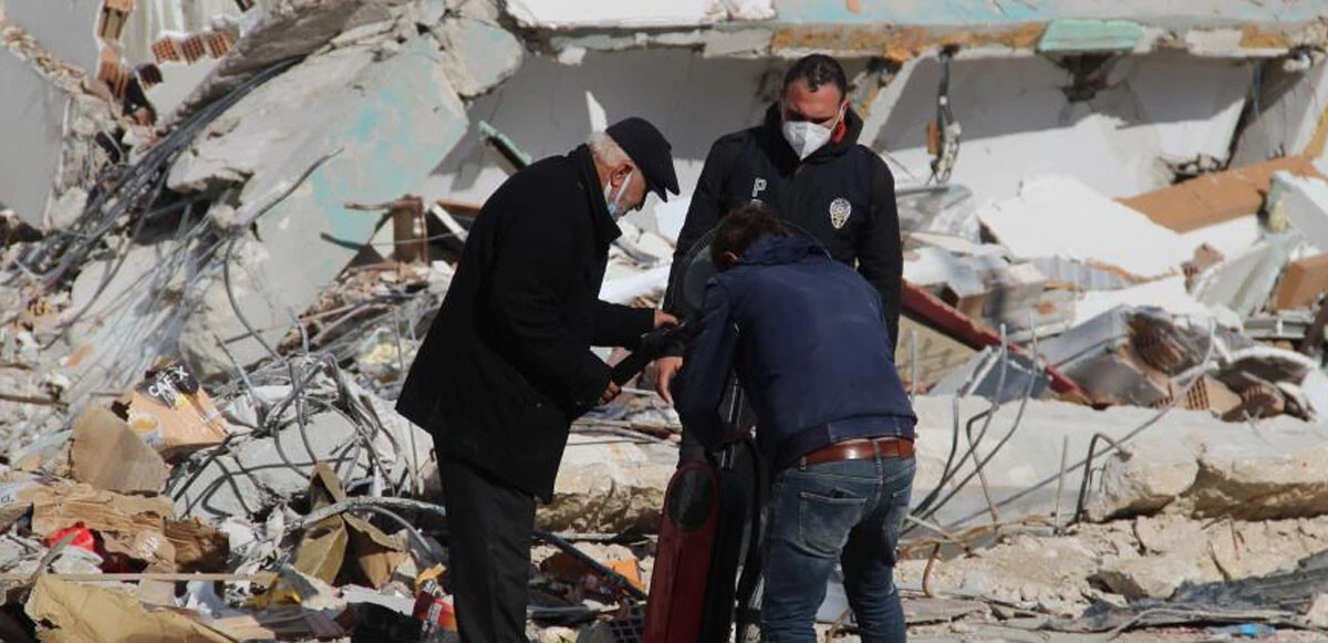 Yıkımların arasında hatıra arayan yaşlı adamın sözleri yürek burktu: Şu enkazla, ben de enkaz oluyorum