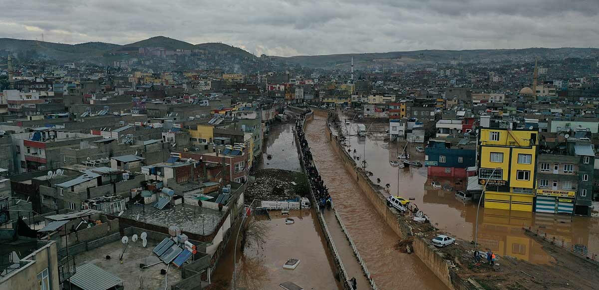 Sıcaklıklar 5 derece birden düştü, yurdu fırtına ve sağanak esir aldı! Deprem bölgesi için Meteoroloji’den uyarılar geldi…