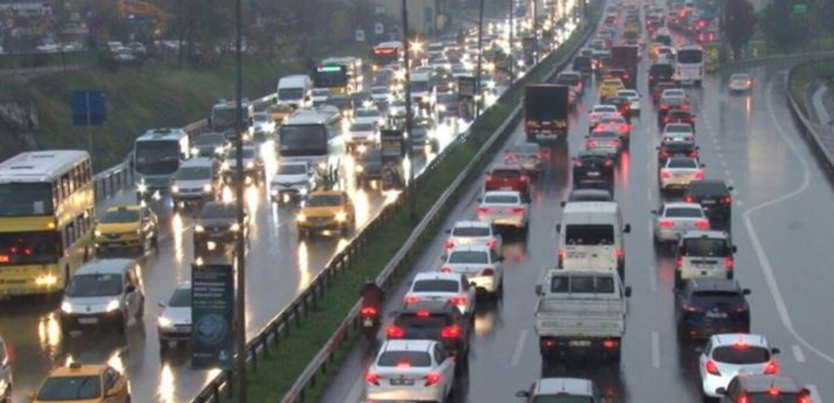 Sağanak bastırdı, İstanbul'da trafik tıkandı (İBB Trafik Yoğunluk Haritası)