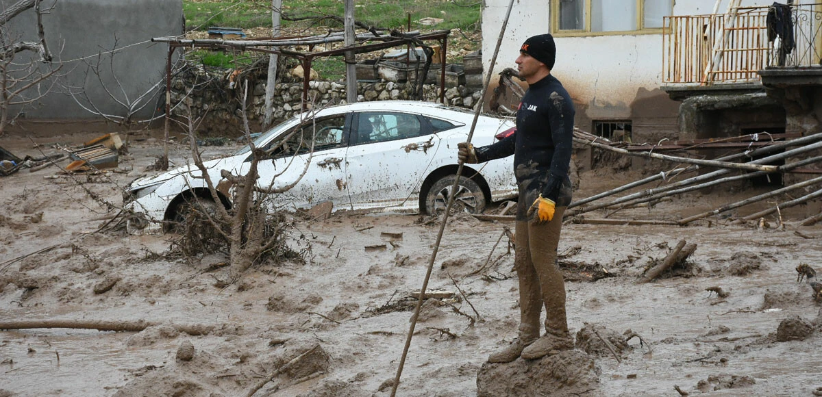 Adıyaman'da 16 ev tahliye edildi! Sele kapılan 2 aylık hamile anne ve 1.5 yaşındaki kız aranıyor