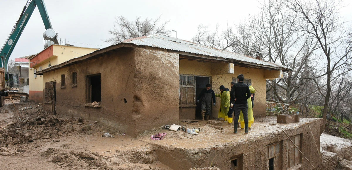 Adıyaman'da 16 ev tahliye edildi! Sele kapılan 2 aylık hamile anne ve 1.5 yaşındaki kız aranıyor