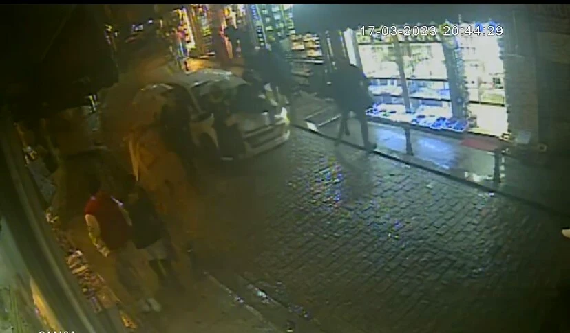 Galata'da dehşet anları: Araç yayaların arasına daldı