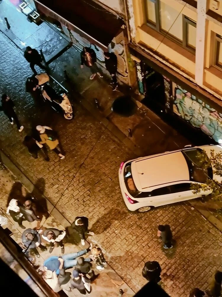 Galata'da dehşet anları: Araç yayaların arasına daldı