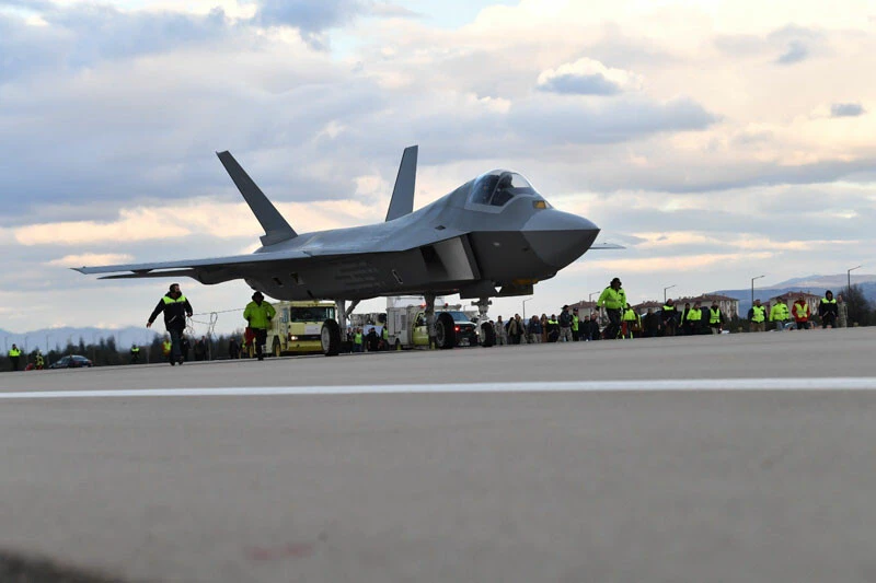 Türkiye'nin gurur günü! Milli Muharip Uçak hangardan çıktı: İşte ilk görüntüler...