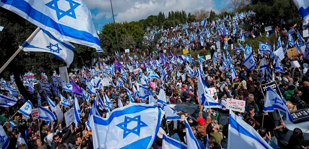 İsrail'in eski Savunma Bakanı Gantz: İç savaş çıkmasından korkuyorum