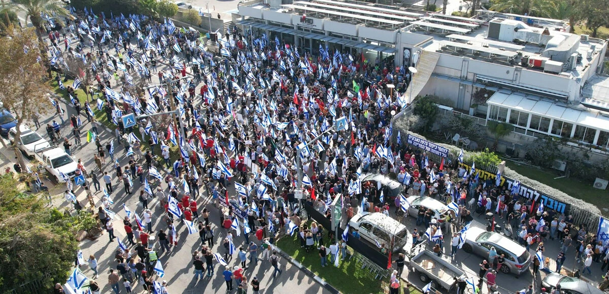 İsrail'in eski Savunma Bakanı Gantz: İç savaş çıkmasından korkuyorum