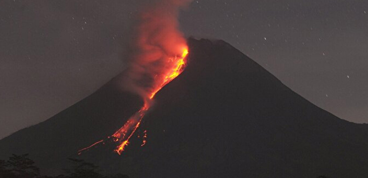 Endonezya&#039;daki Merapi Yanardağı lav püskürtüyor