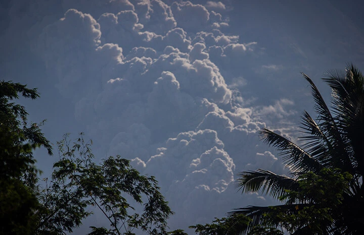 Endonezya'daki Merapi Yanardağı lav püskürtüyor