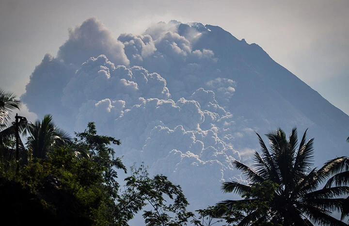 Endonezya'daki Merapi Yanardağı lav püskürtüyor