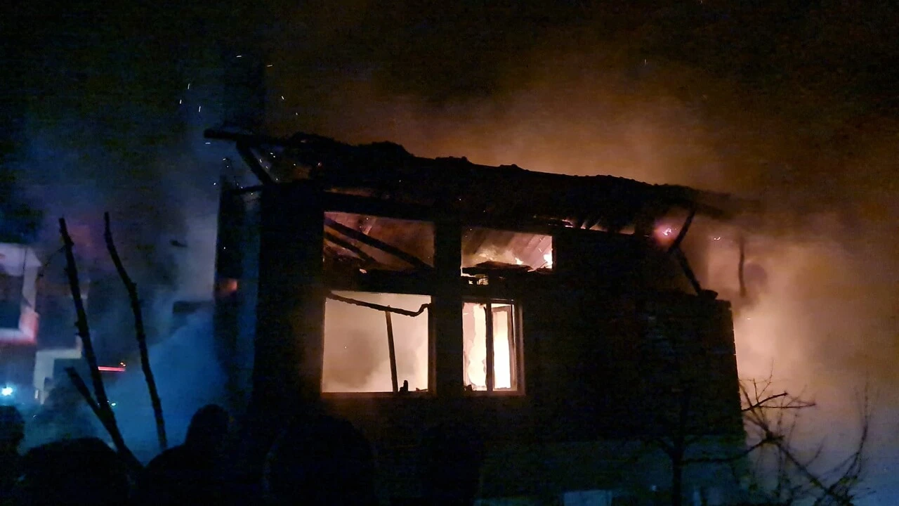 Rize'de yangın: 2 ev küle döndü