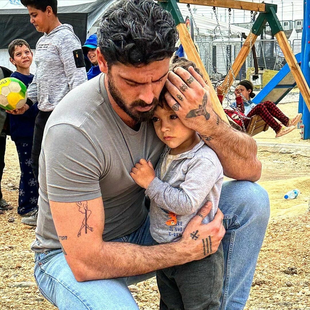 Dünya starının depremzedeleri ziyaret ettiğini gören Demet Akalın’dan Türk ünlülere sert sözler!