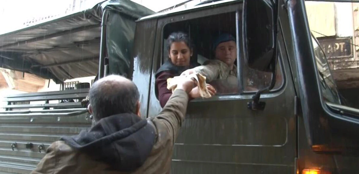 Sağanak ve sele aldırış etmeden hortumla anten yıkadı