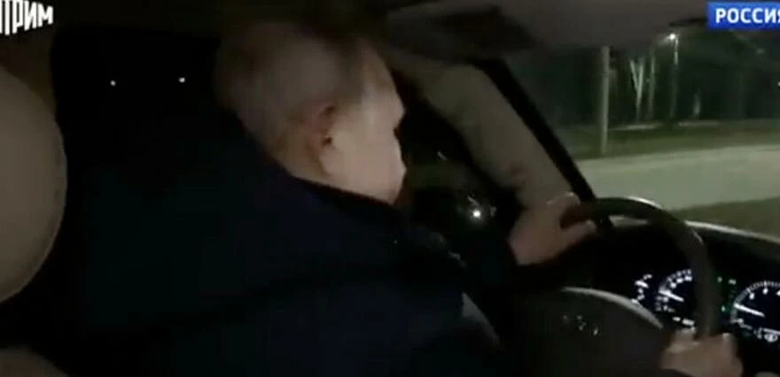 Putin yine sahneye çıktı! Ayrılıkçı bölgede araç kullandı, dünyaya meydan okudu