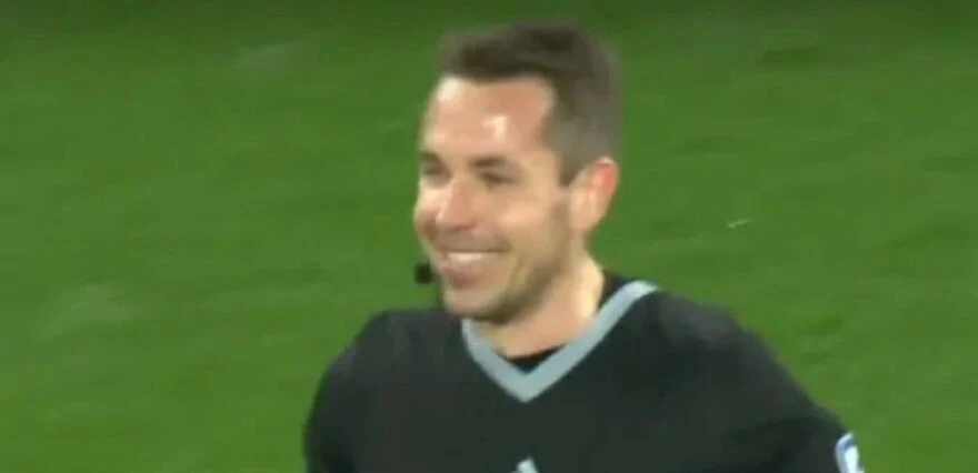 Bundesliga'da hakem iki kez aynı yanlış kararı verdi, VAR düzeltti, maçın seyri değişti