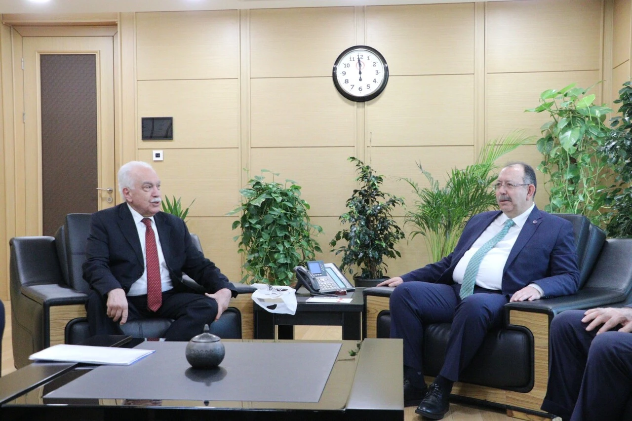 Doğu Perinçek, cumhurbaşkanı adaylığı için YSK'ya başvurdu