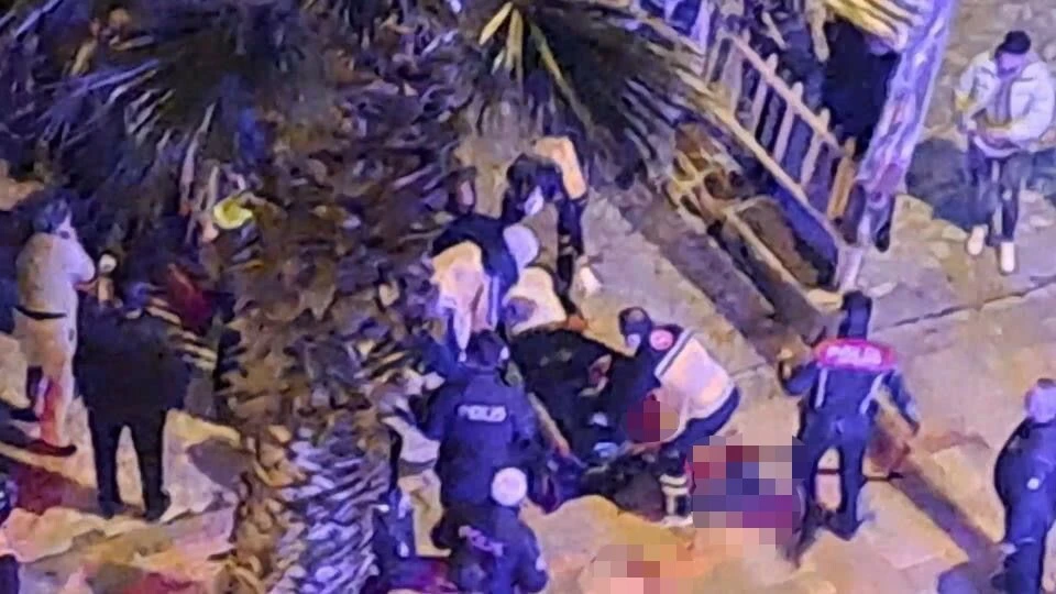 Cadde ortasında feci kavga: Birbirlerini acımasızca bıçakladılar