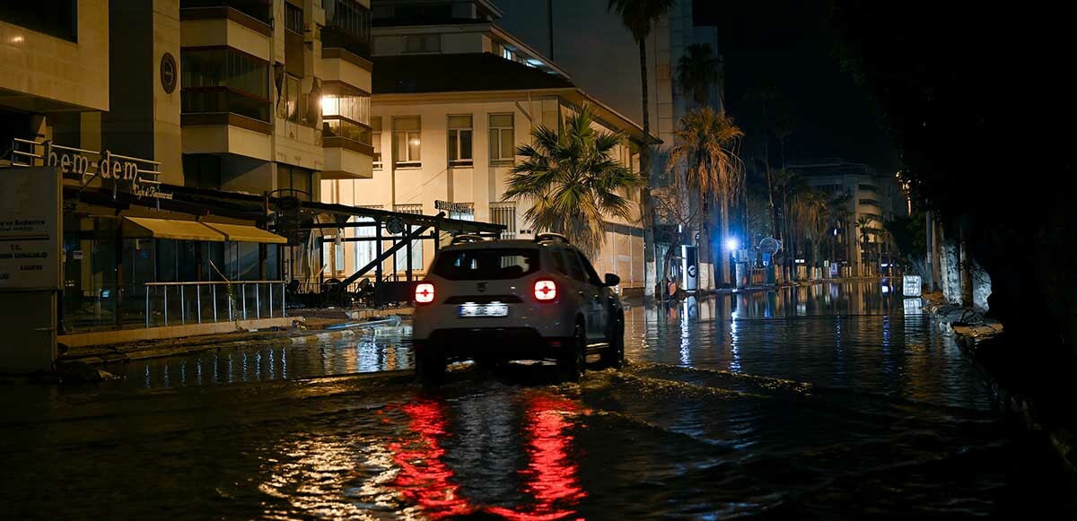 İskenderun’da deniz seviyesi yükseldi, cadde ve evleri su bastı