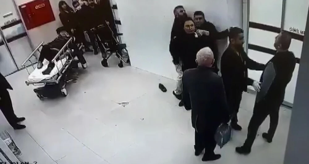 Kendilerini kırmızı alana sokmayan hastane güvenlikçisini darp ettiler