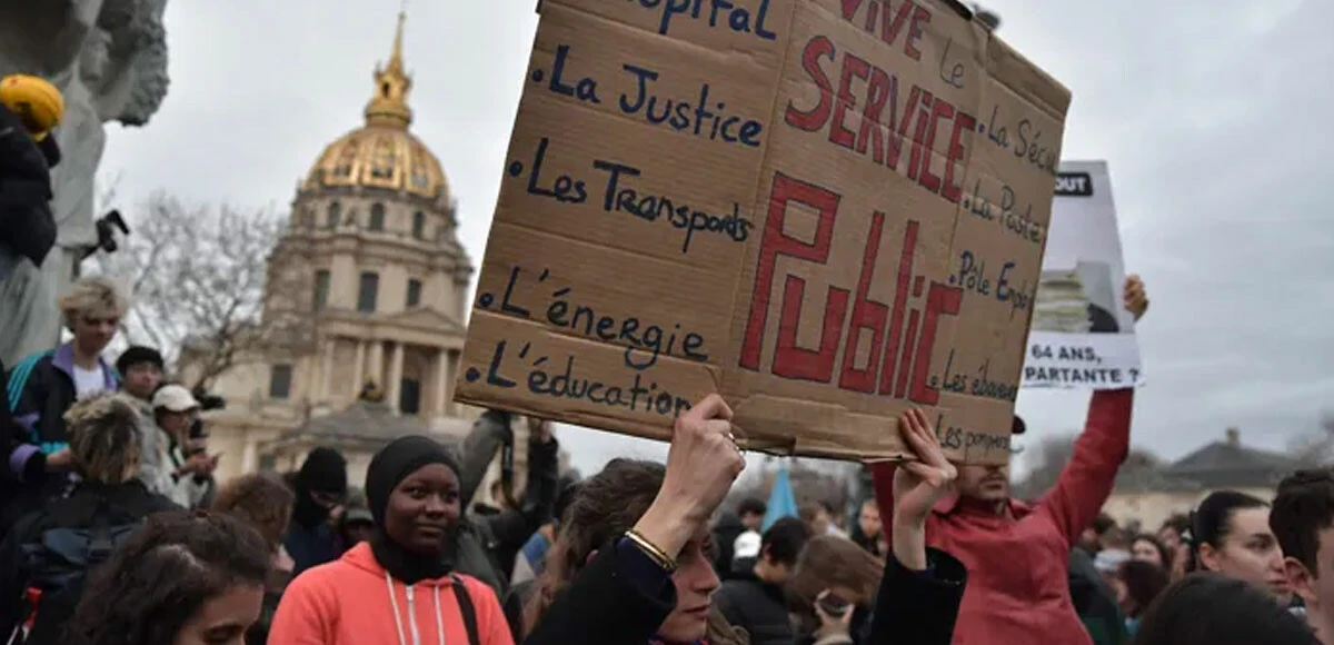Paris karıştı! Emeklilik reformuna karşı çıkanlar ortalığı yangın yerine çevirdi