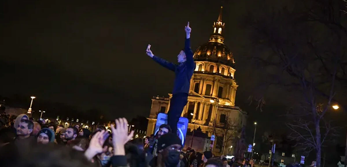 Paris karıştı! Emeklilik reformuna karşı çıkanlar ortalığı yangın yerine çevirdi