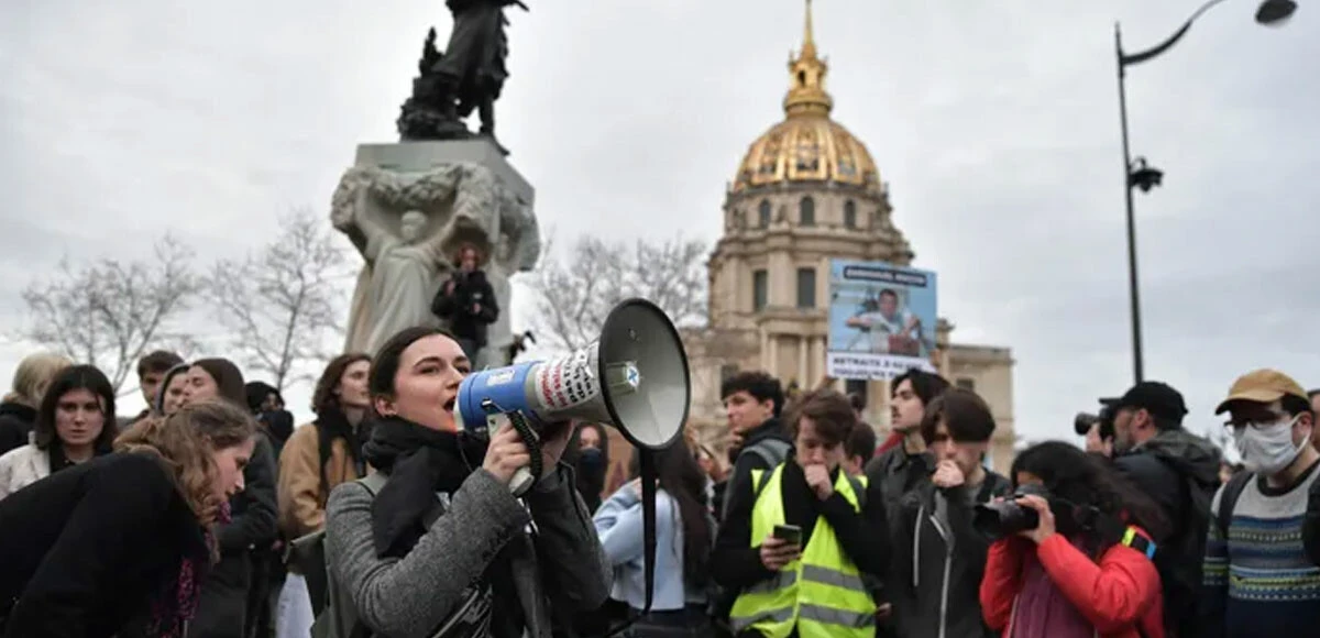 Paris karıştı! Emeklilik reformuna karşı çıkanlar ortalığı yangın yerine çevirdi