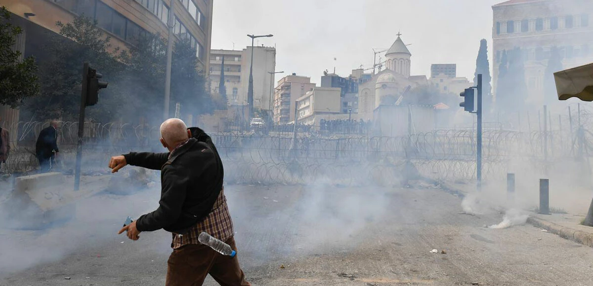 1 dolar 140 bin Lübnan lirası oldu! Emekli askerler hükümet binalarını bastı