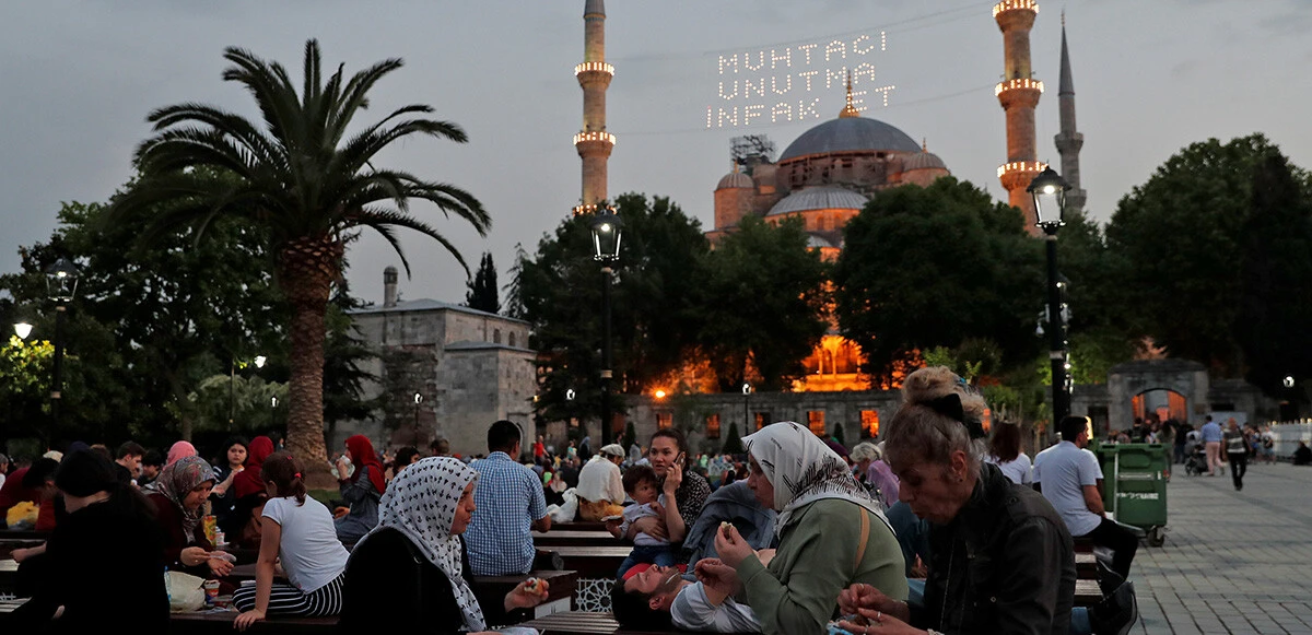 "On bir ayın sultanı" ramazan başlıyor: İlk teravih, ilk oruç "On bir ayın sultanı" ramazan başlıyor: İlk teravih, ilk oruç