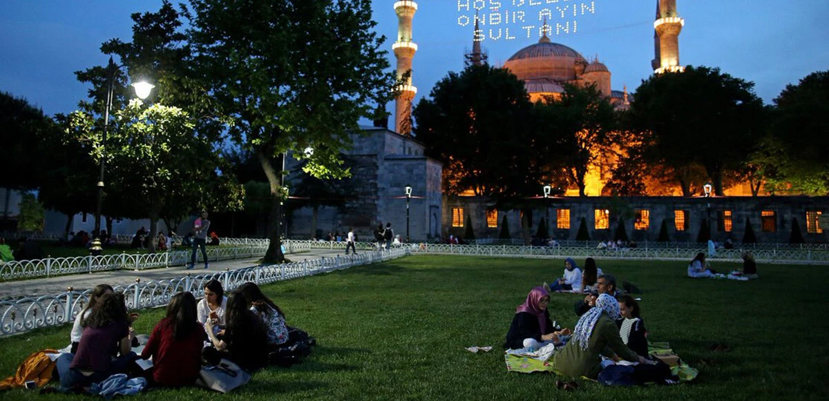 "On bir ayın sultanı" ramazan başlıyor: İlk teravih, ilk oruç "On bir ayın sultanı" ramazan başlıyor: İlk teravih, ilk oruç