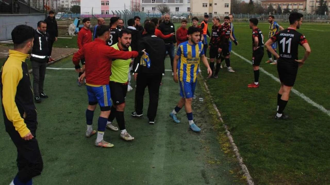 Futbolcunun diz kapağı çıktı, ortalık karıştı!