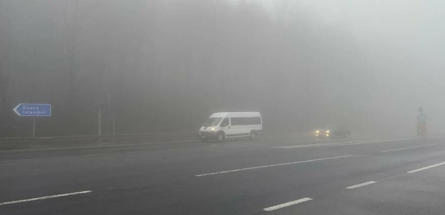 Bolu Dağı'nda göz gözü görmüyor! Sağanak ve sis nedeniyle görüş mesafesi 20 metreye düştü