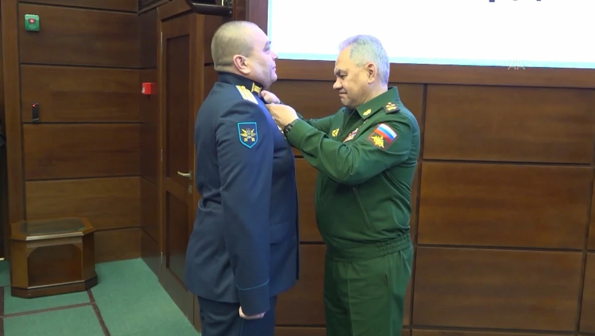 Rus bakan ABD'ye inat dediğini yaptı! İHA'yı düşüren pilotlara ödül verildi