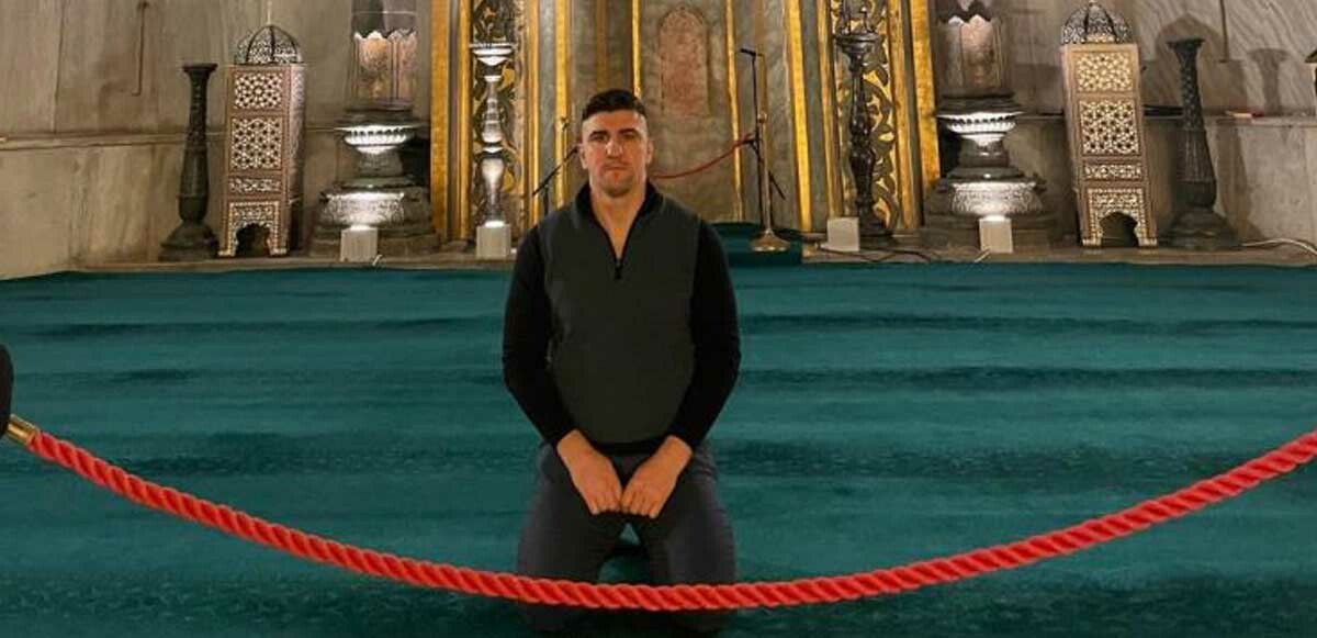 Boksör Muammer Hukic, Ramazan Ayı&#039;nın ilk günü Ayasofya&#039;da namaz kıldı