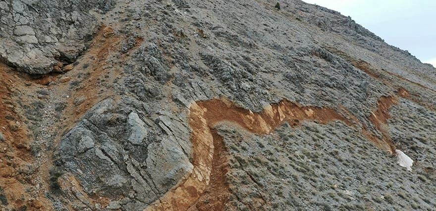 Karlar eridi, depremin etkisi ortaya çıktı! Adıyaman'da kilometrelerce uzunlukta yarıklar