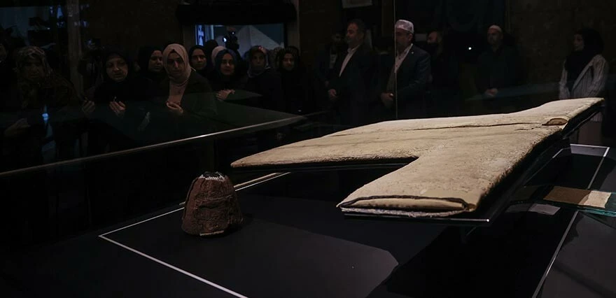 Fatih'te büyük coşku! Hırka-i Şerif ziyarete açıldı! Uzun kuyruklar oluştu