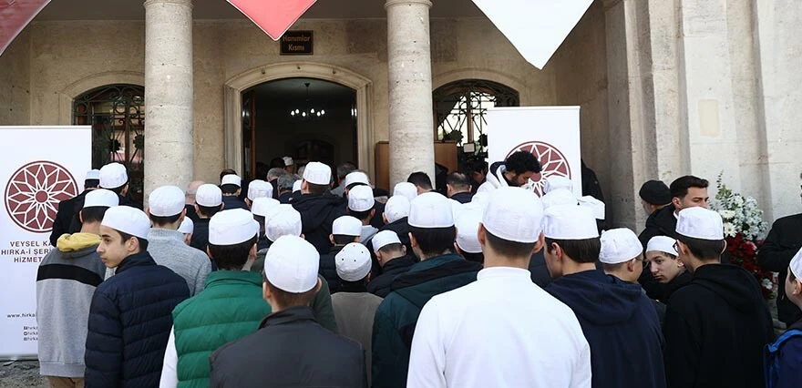 Fatih'te büyük coşku! Hırka-i Şerif ziyarete açıldı! Uzun kuyruklar oluştu