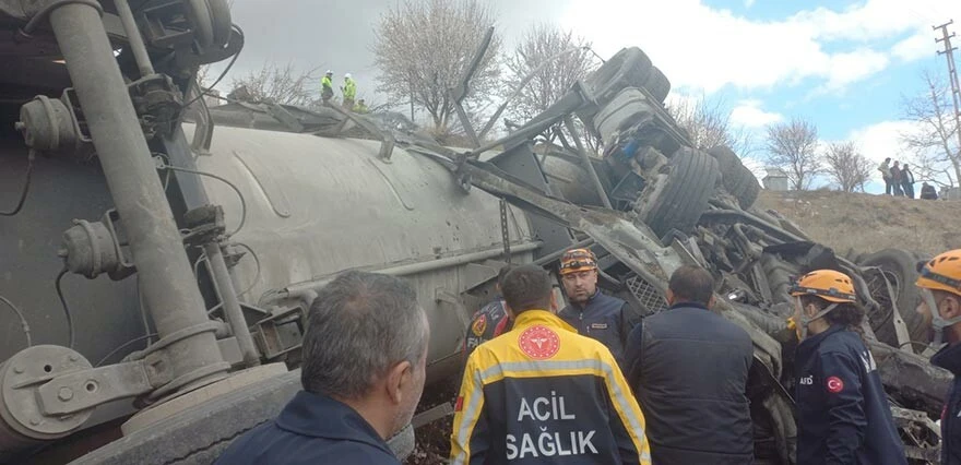 Niğde'de LPG tankeri devrildi: 1 kişi hayatını kaybetti