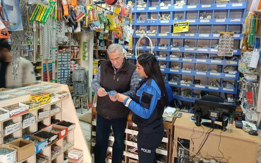 Adana'da 'sahte polis' alarmı! Ekipler çarşı, cami ve okulları tek tek gezerek uyardı: Para veya altın vermeyin