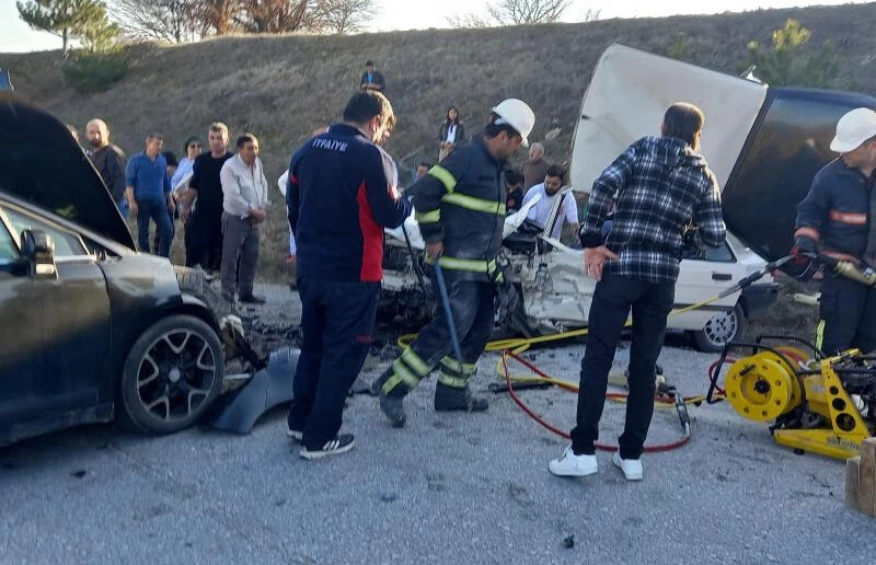 Kütahya'da feci kaza! İki otomobil kafa kafaya çarpıştı: Ölü ve yaralılar var