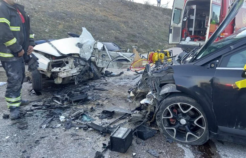 Kütahya'da feci kaza! İki otomobil kafa kafaya çarpıştı: Ölü ve yaralılar var