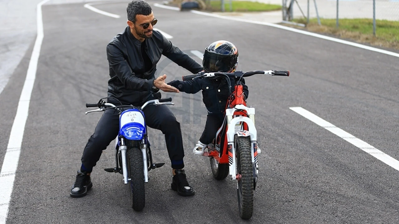 Kenan Sofuoğlu'nun 4 yaşındaki oğlu Zayn sınır tanımıyor! Önce motor sonra araba sürdü! Bakın bu sefer ne yaptı!