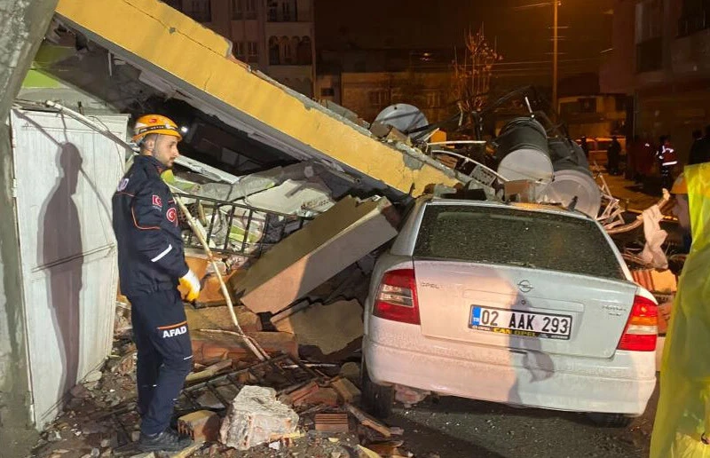 Adıyaman’da ağır hasarlı 4 katlı bina çöktü