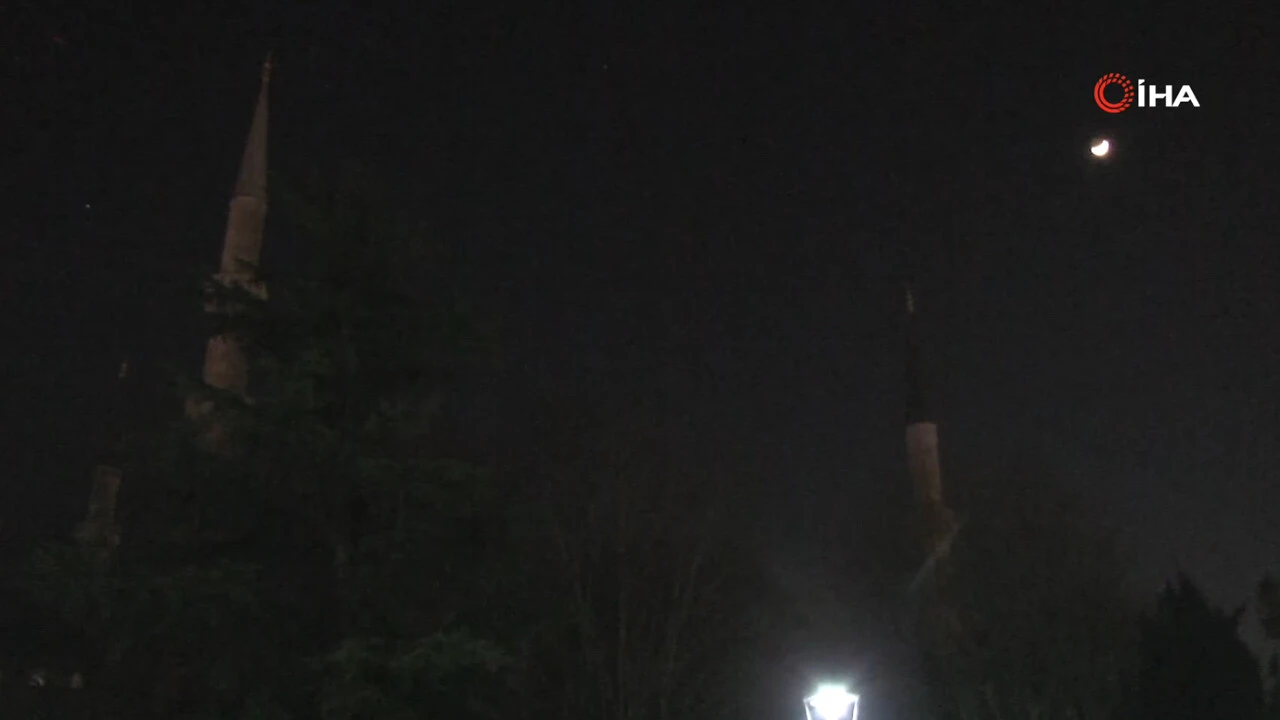 Sultanahmet Camii'nde ışıklar, depremde hayatını kaybedenler için söndü