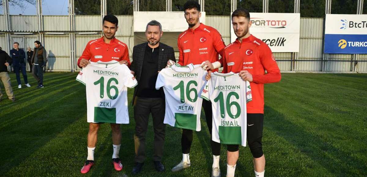 Milli futbolculara Bursaspor forması hediye edildi